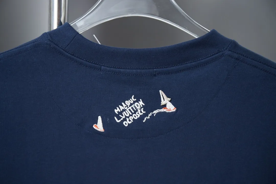 🅿️180 1V 25SS new style in early spring Colorful embroidered sailboat Lv letter short sleeve Light luxury essential item for daily commuting for men and women Correct version Welcome to compare Detailed features · 320g 100% pure cotton double yarn jersey fabric · Custom dyed in the same vat with special thickening 32 pieces of double-strand 1X1 thread · The front panel uses multi-needle embroidery technology to embroider the colorful sailboat pattern Lv letter graphics · Back panel ghost back design + sailboat pattern + letter logo embroidery · Double-needle cross-stitching process · Original main mark, washed tag, branded moisture-proof paper packaging Color: black/white Size: S/M/L/XL